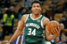 Giannis Antetokounmpo กำลังวางเลย์อัพด้วยมือซ้ายขณะสวมเสื้อสีเขียวหมายเลข 34 ของ Bucks